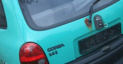 Opel Corsa B csomagtér típusjelzés Corsa felirat