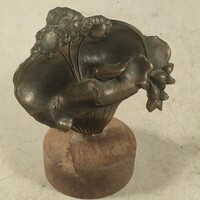 Jelzett különleges bronz szobor