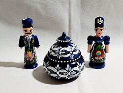 Kézzel festett népművészeti fa dísztárgyak: ékszeres doboz tetővel és kalocsai bábu pár