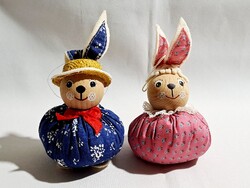 Kézzel rongyból és fából készült aranyos nyuszi pár