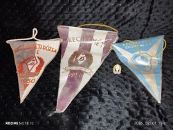 Régi asztali sport club zászló. 3 db + 1 jelvény