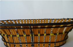 Fémvázas, fa betétes ovális gyümölcskosár – asztali kínáló / tároló kosár