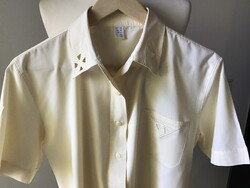 Halványsárga, rövid ujjú blúz, áttört mintás hímzett gallérral. 40-es