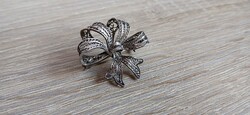 Antik ezüst filigrán masni alakú melltű, bross