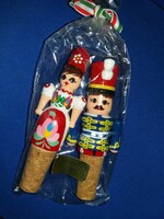 Retro magyar trafikáru János Vitéz és Iluska fa palackdugó figurák bontatlan játék képek szerint