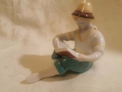 Hollóházi porcelán olvasó fiú kézzel festett