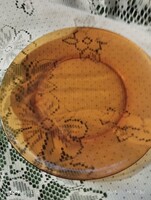 Borostyán színű tányér süteményes