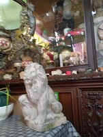 Liliomos pajzsot tartó oroszlán műkő nagyon nehéz 40 cm magas