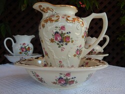 KLM Angol rózsás csodálatos anyagában dúsan mintázott , részben kézzel festett fajansz mosdószett