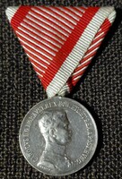 IV. Károly  II. Osztályú Vitézségi kisezüst, peremen jelzett "A"   kitüntetés . F2026