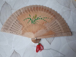 Fa legyező dopozával, nem használt. Áttört festett képpel a végen selyem bolyt. 27 cm hosszú