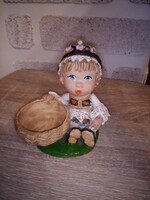 Sióagárdi Molnár V. kislány kosárral. Kerámia kisplasztika. 10,5 cm magas.