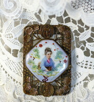 Antik, kinaizáló stílusban kézzel festett, porcelánbetétes, gyönyörű, szecessziós réz övcsat