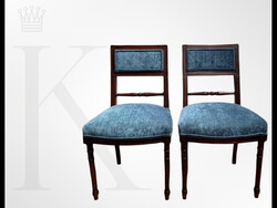 Tömör fából készült felújított antik kárpitozott támlás szék páros