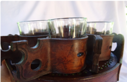 Vintage fa kínálótálca 6 darab üveg felespohárral – dekoratív, rusztikus készlet