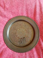 24,7 cm átmérőjű antik, keleti motívumokkal vésett réz dísztányér.