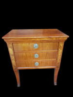 Biedermeier stílusú éjjeliszekrény.