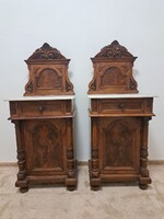 Faragott, köroszlopos ónémet stílusú éjjeliszekrény páros, 1880-as évek, márványlapos, felépítményes