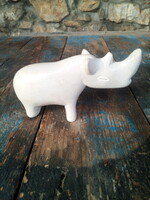 Orrszarvú kőszobor