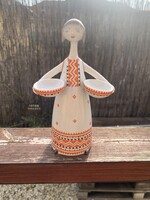 Hollóházi porcelán tálas lány.