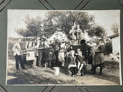 1920–30-as évek eredeti szüreti fotó – szőlőpréselés jelenet