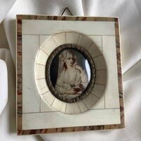 Miniatűr Francia porcelán olajfestmény intarzia csont bronz keretben barokk női selyem fátyol hölgy