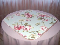 Rózsás asztal közép 69 x 69 cm, ferde pánttal szegett.