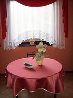 Carmen négyszögletes terítő, ferde pánttal szegett.