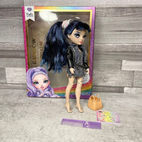 Rainbow High Viola farmerruhás lány játék baba szett