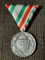 Magyar Háborús emlékérem , kard és sisak nélkül  !  BRONZ beütő ! F2026