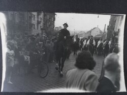 Régi fotó - Hagyományőrző lovas díszmenet egy városi ünnepségen, két világháború között