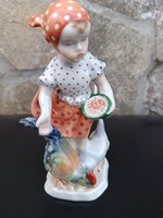 Herendi tyúkot etető kislány