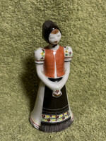 Matyó népviseletbe öltözött lány, porcelán figura, dísztárgy