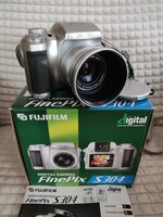 Digitális fényképezőgép FUJIFILM S-304  alig használt + 1Gb-os XD kártya + 4 db akku + szakkönyv