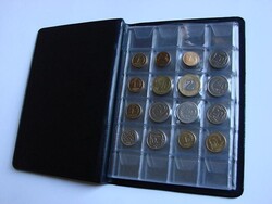 Érmetartó zsebalbum 192 hellyel, kis méretű érmékhez.  A mai 5 forintos még belefér.