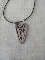 "debbi" jelzésű  modern, szív alakú  divat medál kristály kővel  bőrszíjon   ---  Deboráknak is!!!