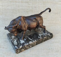 Öntöttvas bika figurális kis szobor