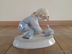 Ritka festésű antik Zsolnay Sinkó búgócsigás fiú