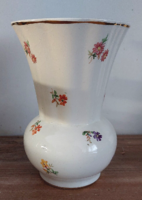 Antik régi Kispest porcelán váza,kis virágmintás dekoráció és aranyozott szegély,18 cm magas.