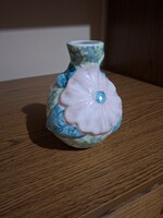 V & W Budapest kerámia dombor virág mintás váza. 17,5 cm. Hibátlan. Jelzett