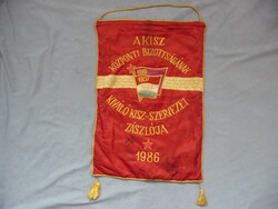Retro zászló hímzett szocreál zászló Kádár kor KISZ központi bizottsága kiváló KISZ szervezet 1986