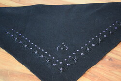 Antik régi posztó gyapjú népi fekete kézzel hímzett kendő fejkendő népviselet viselet 96 x 49