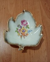 Leaf shaped ring holder