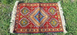 Régi gyapjú szőnyeg kisméret 80 x 75 cm. + rojt