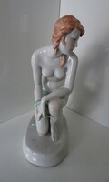 Szép állapotú térdelő női zsolnay akt szobor.