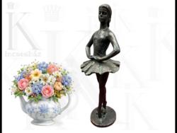 Balettező hölgyet ábrázoló 45 cm magas gipsz szobor