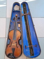 Eladó a képen látható 4/4es hegedű