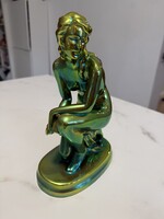 Zsolnay térdelő női akt eozin mázas