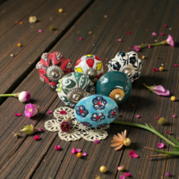 (v1 )  6 db-os vintage stílusú kézzel festett porcelán bútorgomb szett