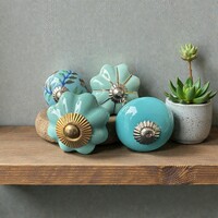 (v9 )  4 db-os vintage stílusú kézzel festett porcelán bútorgomb szett